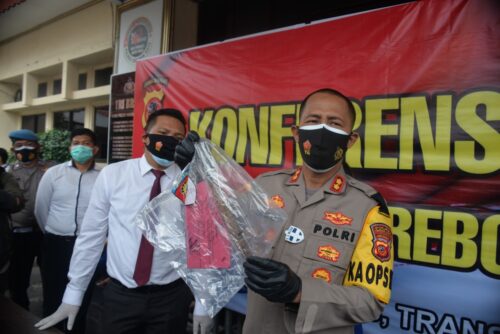 
Kapolres Cirebon Kota AKBP Imron Ermawan menunjukkan barang bukti yang disita dari pelaku pembunuhan.
