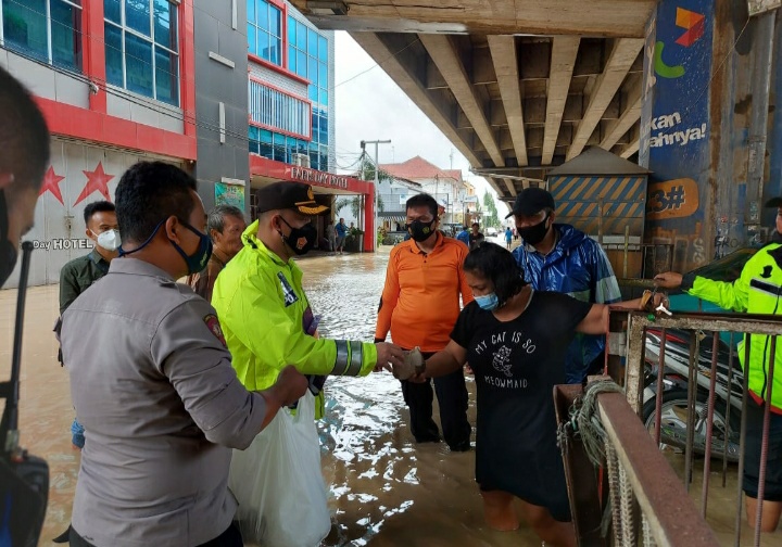 Polres Subang buka dapur umur membantu korban banjir (Foto: Yudi/dara.co.id)