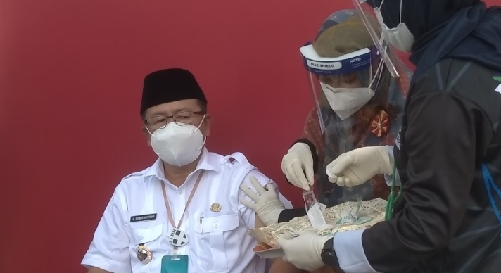  Pelaksana Tugas Bupati Cianjur Herman Suherman saat divaksin (Foto: Purwanda/dara.co.id)
