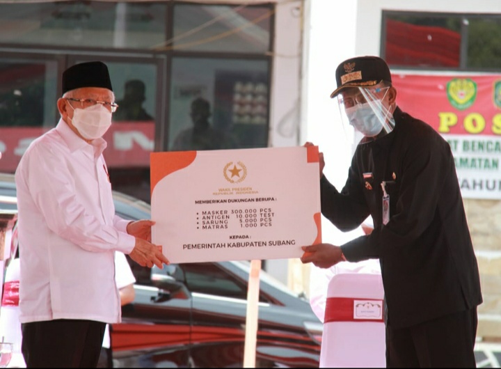 Wapres Ma'ruf Amin saat menyerahkan bantuan untuk para korban banjir di Subang (Foto: Istimewa)