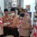 Ketua Kwarcab Gerakan Pramuka KBB Aseng Junaedi, memberikan potongan tumpeng pada Ketua Mabi Pariwisata, Heri Partomo, usai pelantikan Saka Pariwisata, Selasa (16/2/2021). (Foto : Heny/dara.co.id)