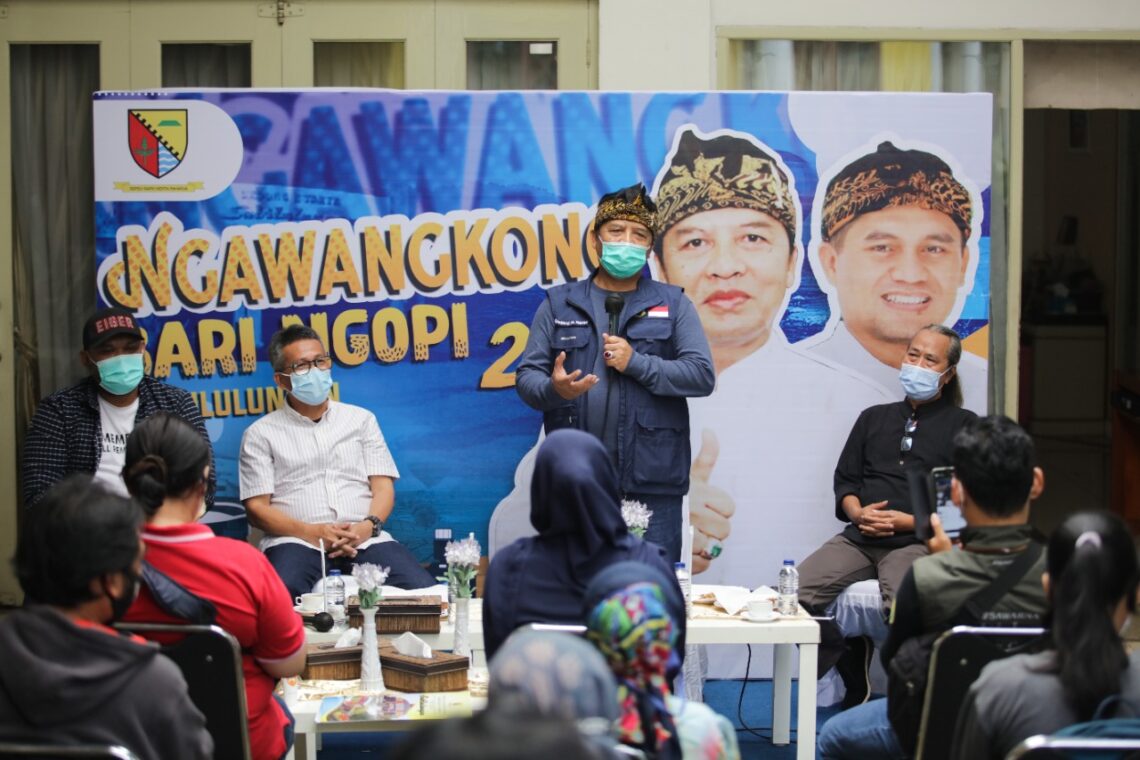 Bupati Bandung Dadang M Naser menyampaikan sambutan pada acara Ngawangkong Bari Ngopi, di Rumah Dinasnya, Jumat (5/2/20221)