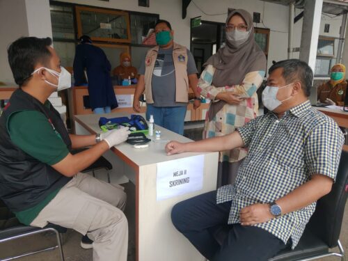 Bupati Garut, Rudy Gunawan, mengikuti kegiatan vaksinasi Covid-19 (Foto: Andre/dara.co.id)