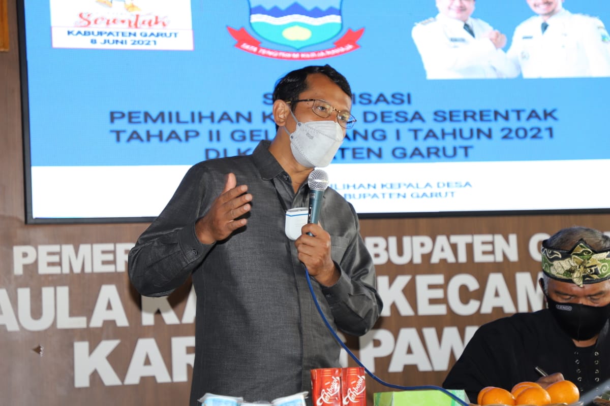 Wakil Bupati Garut, dr. Helmi Budiman, saat membuka penyelenggaraan Sosialisasi Pemilihan Kepala Desa Serentak Tahap II Gelombang I Tahun 2021, di Aula Kecamatan Karangpawitan, Kabupaten Garut (Foto: Andre/dara.co.id)