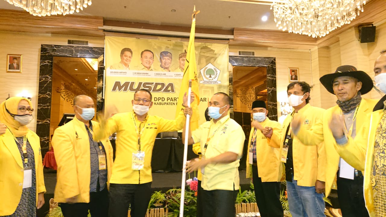 nai aksi Walk Out (WO), 
H. Sugianto menerima Petaka Partai Golkar setelah terpilih secara aklamasi menjadi Ketua DPD Golkar Kabupaten Bandung periode 2021-2026,pada Musda di Hotel  Sutan Raja, Soreang, Kab. Bandung, Sabtu (20/2/2021).(Foto : ist)
