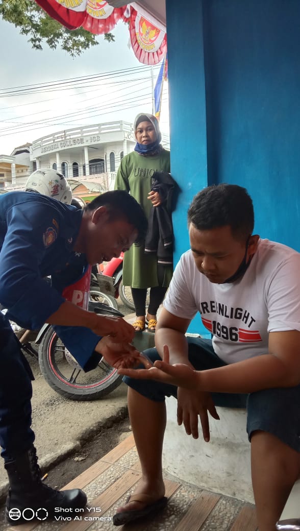 Tim dari Disdamkar Kabupaten Garut, mengvakusasi cincin dari seorang pria bernama Widiat Hermawan (29), di Kantor Disdamkar Garut, Jalan Merdeka, Kecamatan Tarogong Kidul, Kabupaten Garut (Foto: Andre/dara.co.id)