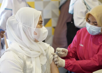 Dinkes Garut menggelar vaksinasi tahap kedua di Kantor Dinas Kesehatan (Dinkes) Garut, Jalan Proklamasi, Kecamatan Tarogong Kidul, Kabupaten Garut, Sabtu (27/2/2021). (Foto : andre/dara.co.id)