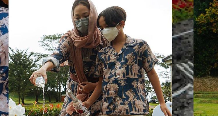 
Bunga Citra Lestari (BCL) dan putranya, Noah saat berziarah ke makam Ashraf Sinclair di San Diego Hills, Karawang, Jawa Barat. (Forto : Instagram @bclsinclair)
