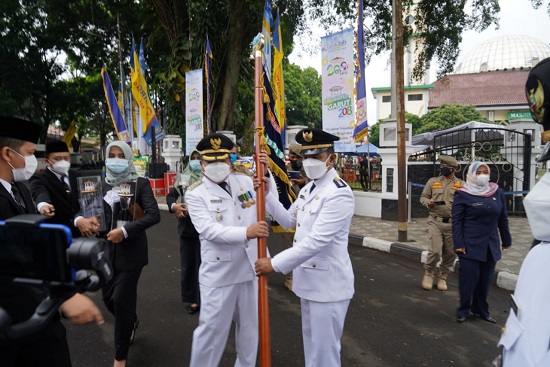 Bupati Garut, Rudy Gunawan, Bertindak selaku inspektur upacara pada Hari Jadi ke-208 Garut, di Lapang Otto Iskandar Dinata, Alun-Alun Garut (Foto: Andre/dara.co.id)