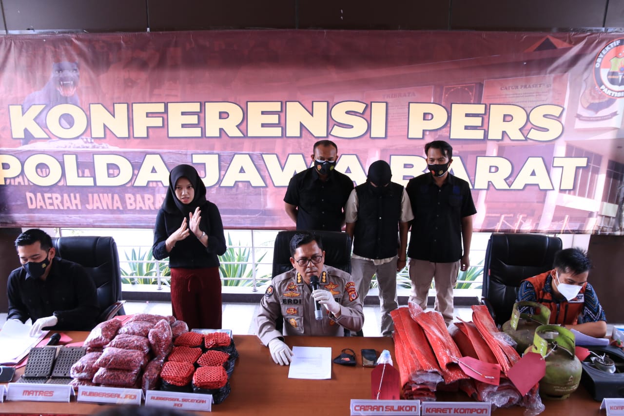 
Kepala Bidang Humas Polda Jabar Kombes Erdi A Chaniago memberikan keterangan Pers kasus penggerebekan pembuatan perpat karet di Mapolda Jabar, Jalan Soekarno-Hatta, Bandung, Jawa Barat, Kamis (25/2/2021). (Foto : ist)
