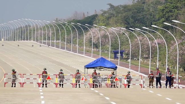 Sejumlah ruas jalan di sejumlah Kota di Myanmar dijaga polisi (Foto : CNNIndonesia) 