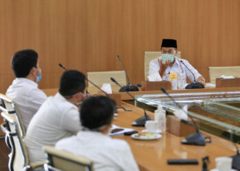Wali Kota Bandung, Ode M Danial dalam sebuat rapat bersama stafnya (Foto: Istimewa)