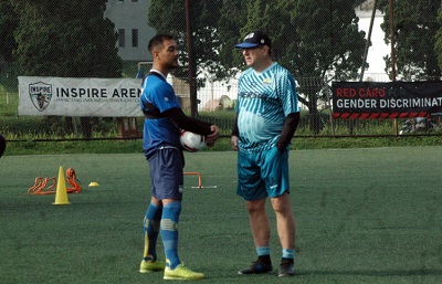 
Omid Nazari (kiri) tengah berbincang dengan pelatih Robert Alberts sebelum kompetisi dihentikan (Foto : Topskor.id)
