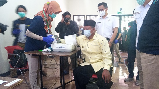Wakil Gubernur Jawa Barat Uu Ruzhanul Ulum, pantau vaksinasi tenaga kesehatan di Gedung Sabuga (Foto: Istimewa)