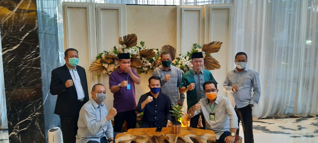 Semua pasangan Cabup-Cawabup Tasik 2020 melakukan foto bersama saat tes kesehatan di RSHS Bandung. (Foto : Istimewa)
