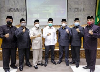 Bupati Bandung terpilih HM Dadang Supriatna berfoto bersama dengan pimpinan DPRD dan Sekretaris DPRD, di Gedung Paripurna DPRD Kabupaten Bandung, Soreang, Senin (22/3/2021). (Foto : verawati/dara.co.id)
