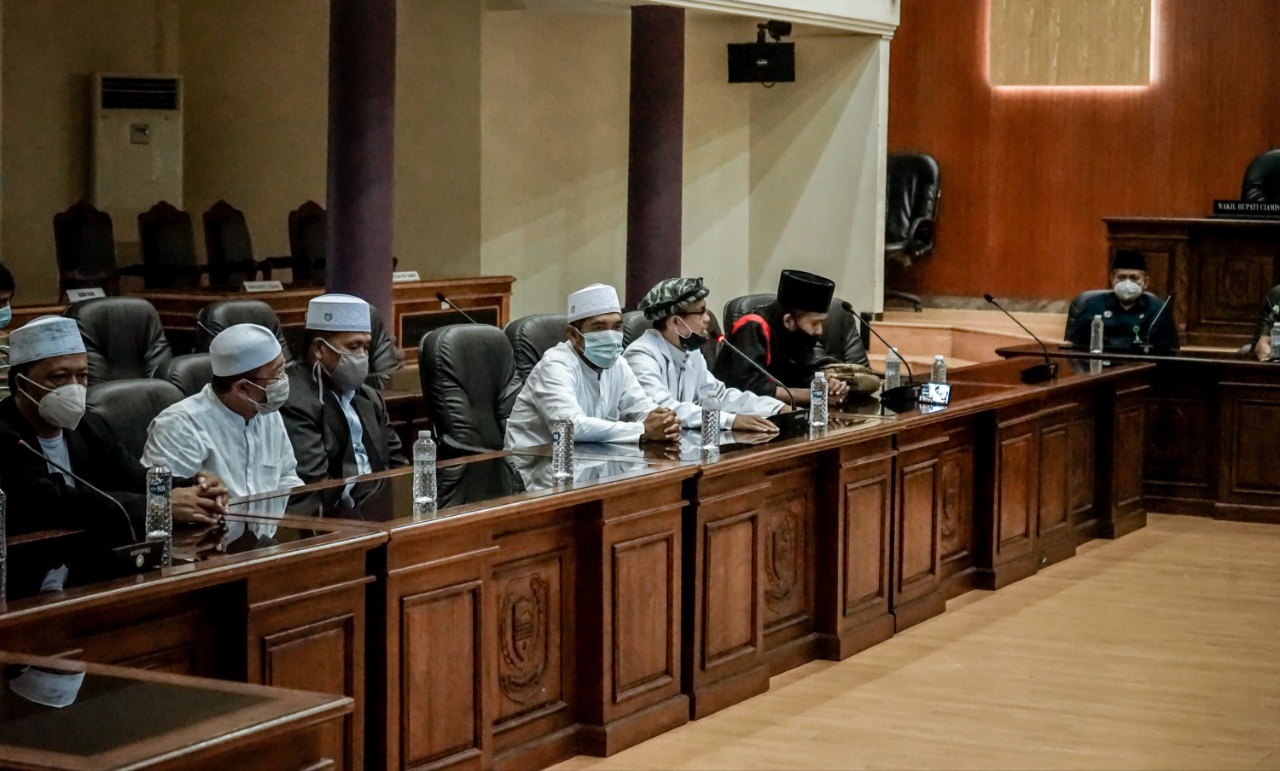 
Para pengunjuk rasa dari FUI Ciamis di Aula DPRD  (foto : Istimewa)
