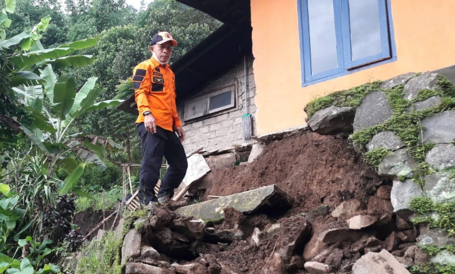 Pergerakan tanah di Sindanglangu terus meluas (Foto: Purwanda/dara.co.id)