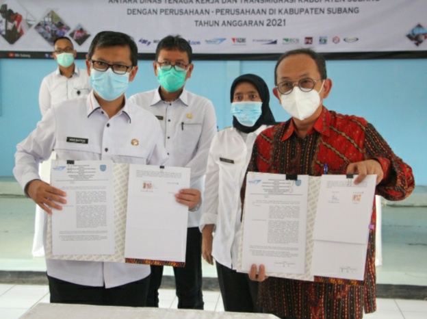 Kang akur memperlihatkan MoU yang telah ditandatangani oleh pihak perusahaan dan Pemkab Subang (Foto: Istimewa)
