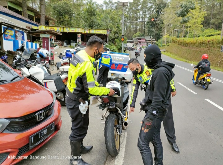 
Kerap djadikan balapan liar, Satlantas Polres Subang Gelar Operasi di Tanjakan Emen, Kabuaten Subang, Jawa Barat. (Foto : yudi/dara.co.id)

