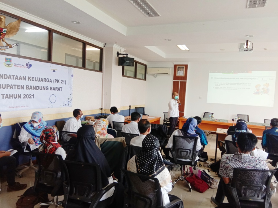 Desiminasi Pendataan Keluarga bersama manager pendata, manager pengolah data dan supervisor, di Ruang Rapat BP2KBP3A KBB (Foto: Istimewa)