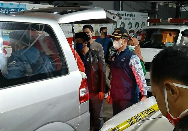 
Bertempat di SMA IT Daarussuud iring-iringan mobil ambulan membawa tujuh jenazah tiba di sebuah masjid untuk disholatkan sebelum dibawa ke rumah duka, Kamis (11/3/2021). (Foto : yudi/dara.co.id) 

