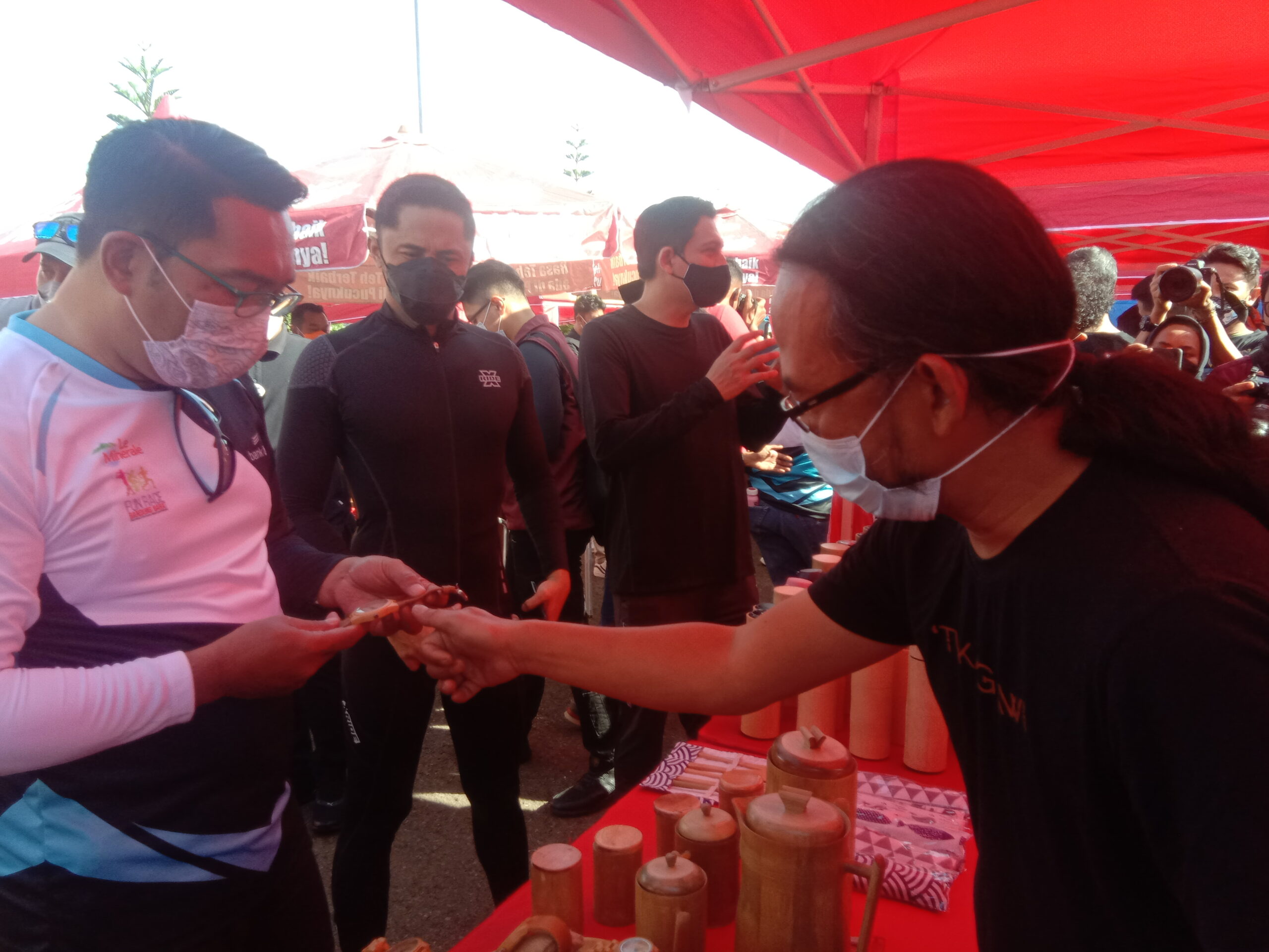 
Gubernur Jabar Ridwan Kamil, Wabup Bandung Barat Hengki Kurniawab, Wabup Indramayu Lucky Hakim melihat produk arloji dengan desain bambu, produk Virageawie, Minggu (14/3/2021). (Foto : heni/dara.co.id)
