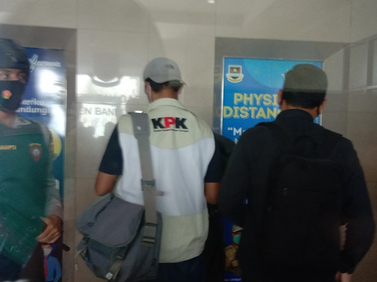 KPK saat melakukan penggeladahan di Pemda KBB (Foto: Heni Suhaeni/dara.co.id)