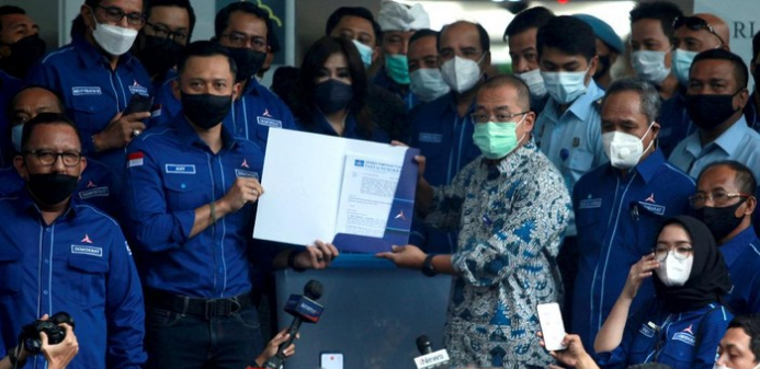  AHY menyerahkan dokumen yang dinilai bisa membuktikan KLB di Sumut ilegal (Foto:Ari Saputra/detikcom)