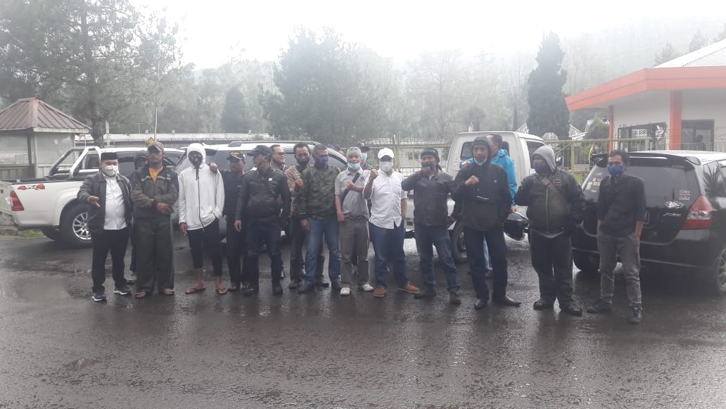 Sejumlah warga Pasirwangi yang tergabung dalam Forum Masyrakat Pasirwangi (Formasi), berbondong-bondong mendatangi kompleks perkantoran PT Star Energy di kawasan Darajat, Desa Padaawas, Kecamatan Pasirwangi guna mempertanyakan program CSR yang tak pernah turun, Selasa (2/3/2021) (Foto: Andre/dara.co.id)