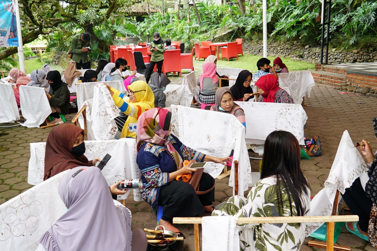 Para peserta pelatihan vokasional membatik tingkat dasar melakukan pratik di Bukit Alamanda, Jalan Raya Samarang, Kecamatan Tarogong Kidul, Kabupaten Garut (Foto: Andre/dara.co.id)