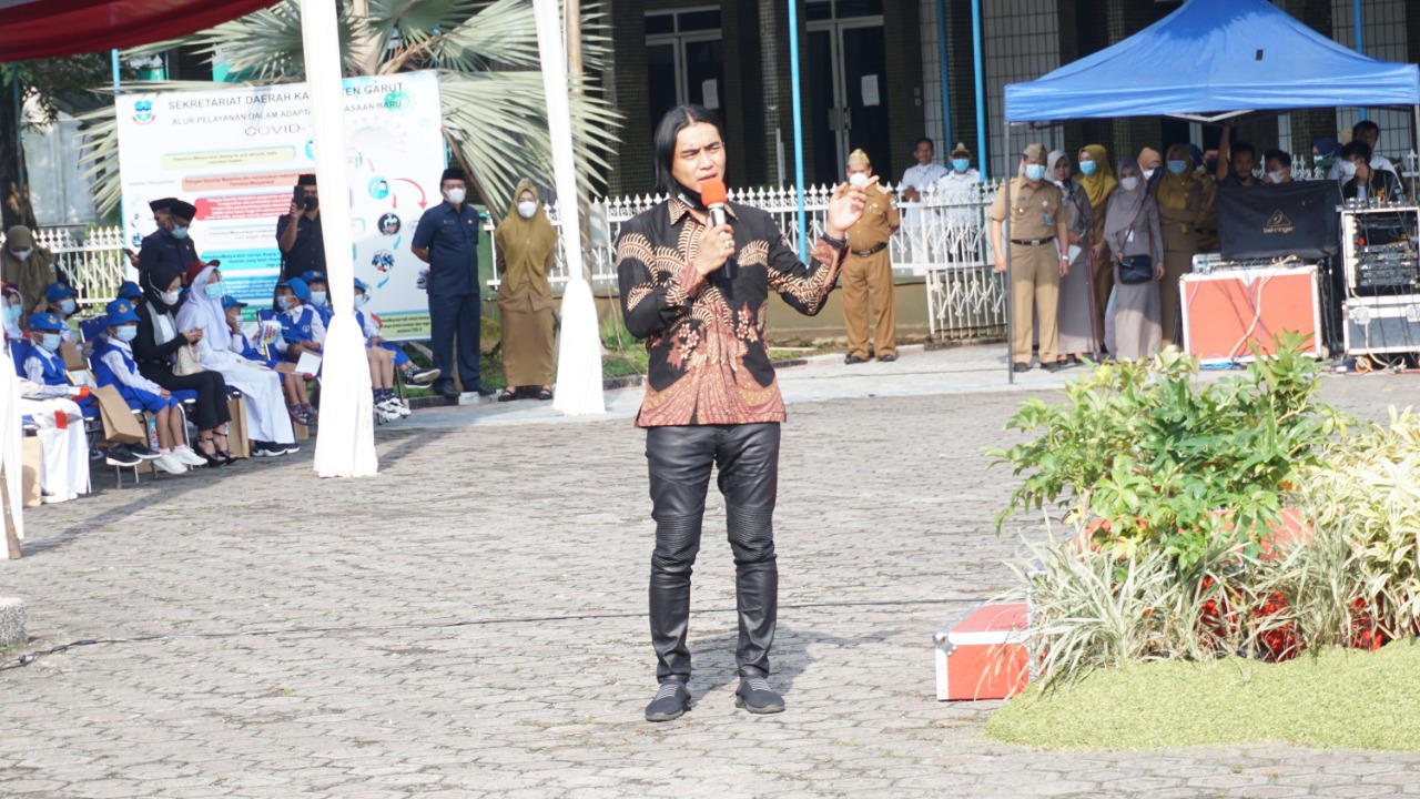 
Duta Pendidikan Jawa Barat,  Muhammad Charly Van Houten
