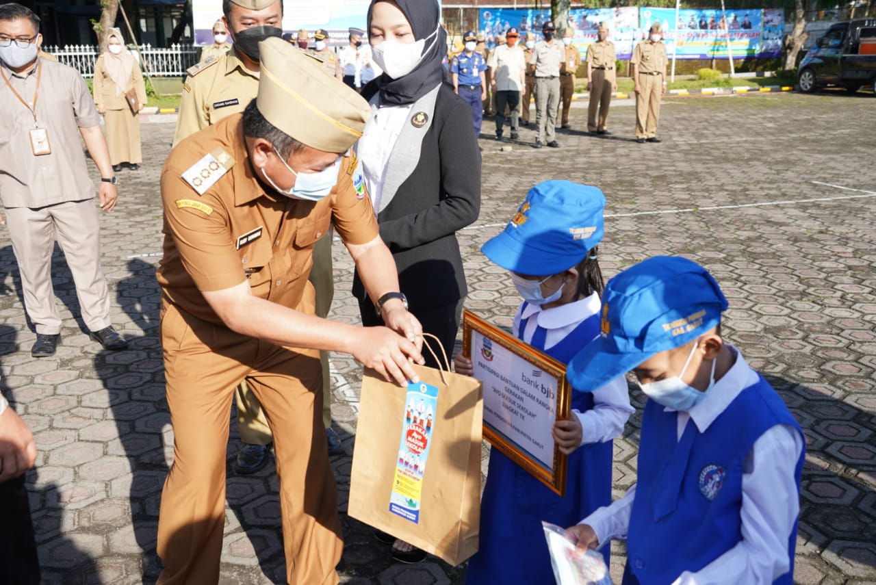 
Pemkab Garut mencanangkan Gerakan Ayo Masuk Sekolah di Lapangan Setda Garut, Jalan Pembangunan, Senin (22/3/2021). (Foto : andre/dara.co.id)
