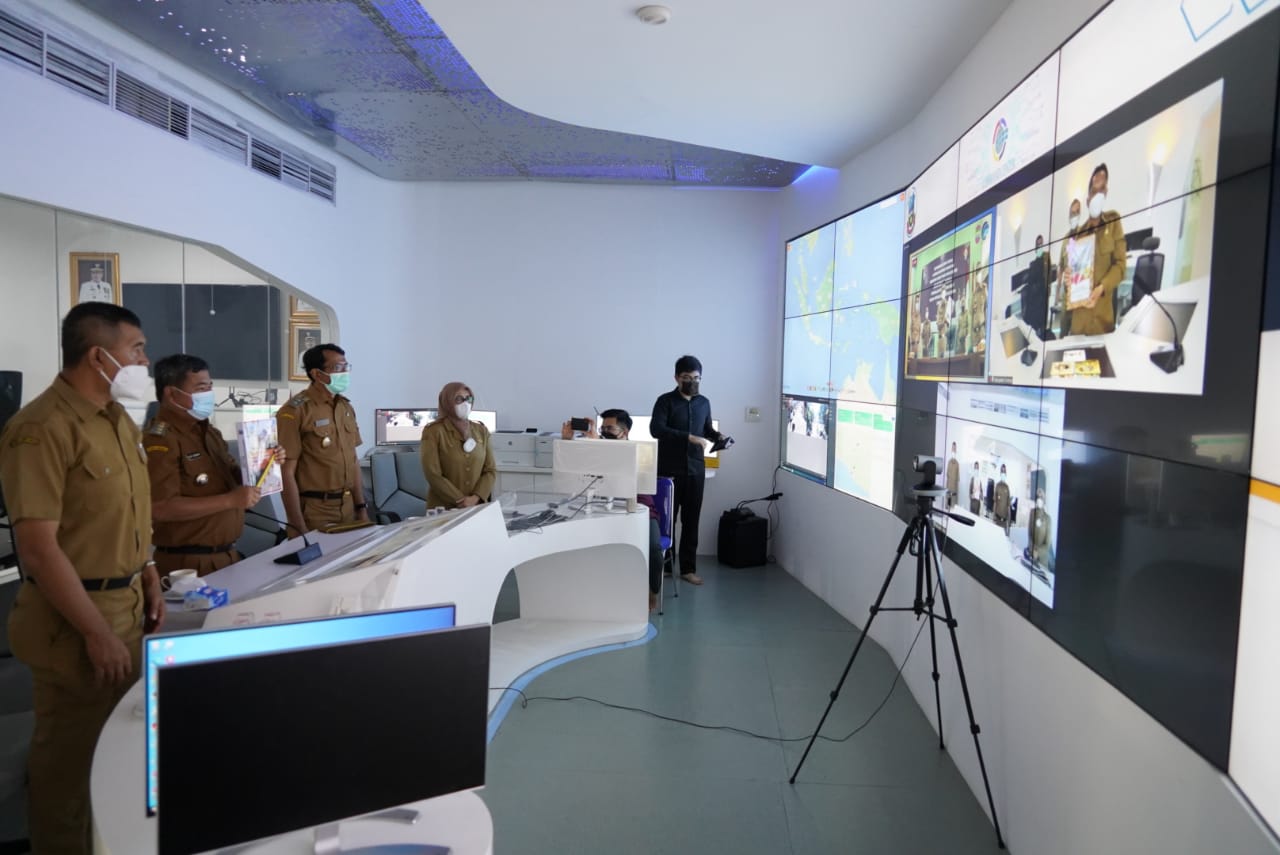
Bupati Garut, Rudy Gunawan, menyerahkan Laporan Keuangan Pemerintah Daerah (LKPD) Unaudited Tahun Anggaran (TA) 2020 kepada Badan Pemeriksa Keuangan (BPK) Republik Indonenesia secara online melalui zoom meeting bersama beberapa kepala daerah, Senin (22/3/2021).(Foto : ist)
