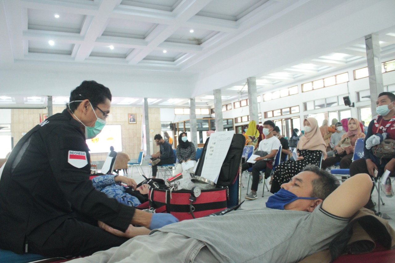 
Kegiatan Donor Darah yang digelar oleh Tim Penggerak PKK dan PMI Kabupaten Garut di Gedung Pendopo, Kecamatan Garut Kota, Kabupaten Garut, Selasa (30/3/2021). (Foto : andre/dara.co.id)
