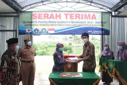 
Prosesi serah terima hibah dari Kedutaan Besar Jepang di Indonesia kepada Klinik Darul Arqam yang bertempat Klinik Darul Arqam, Desa Ngamplangsari, Kecamatan Cilawu, Kabupaten Garut, Selasa (30/3/2021). (Foto : istimewa)
