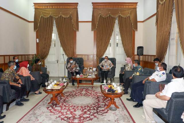 
Bupati Garut, Rudy Gunawan, menerima kunjungan kerja dari Bank Indonesia Perwakilan Jawa Barat, di Ruang Pamengkang Pendopo Garut, Jumat (5/3/2021). (Foto : andre)
