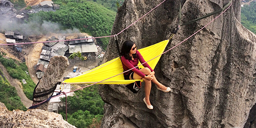 
Tebing Citatah di Kecamatan Padalarang, Kabupaten Bandung Barat destinasi wisata alam yang menyuguhkan keindahan gunung kapur yang mempesona.(Foto : Correcto.id)

