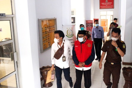 
Petugas Kejari Majalengka membawa tersangka J ke tanahan Kajari terkait dugaan kasus korupsi PDSMU, Selasa (30/3/2021). (Foto : istimewa)
