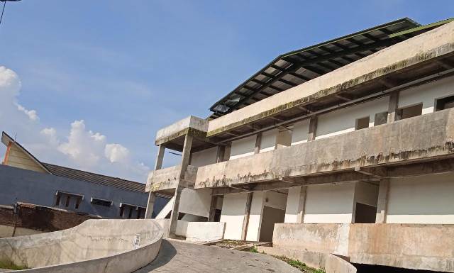 
Pembangunan Pasar Leles di Kecamatan Leles, Kabupaten Garut mangkrak karena adanya dugaan kasus tindak pidana korupsi yang saat ini kasusnya tengah ditangani Kejati Jawa Barat. (Foto : istimewa)

