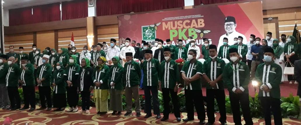 
Pengurus DPC PKB Kota Bandung periode 2021-2026, berfoto bersama usai Musyawarah Cabang di Hotel Asrilia, Kota Bandung, Minggu (7/3/2021). (Foto : avila/dara.co.id)
