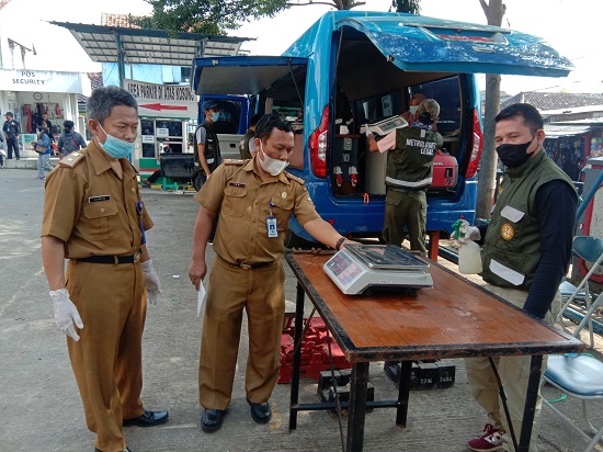 Kepala UPT Metrologi Legal KBB Munafri Ferdiansyah Husnan bersama Kasubag Metrologi KBB H. Caman Ade saat melakukan tera ulang di Pasar Batujajar (Foto: Heni Suhaeni/dara.co.id)