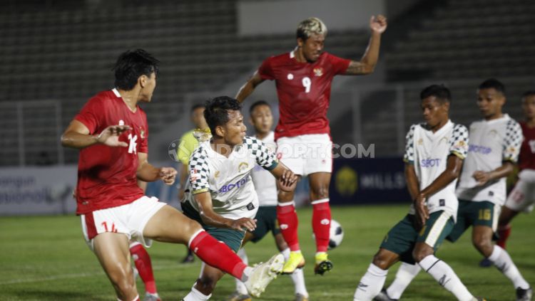 Timnas Indonesia U-23 berhasil meraih kemenangan 2-0 di laga uji coba kontra PS Tira Persikabo yang berlangsung di Stadion Stadion Madya Gelora Bung Karno, Jumat (05/03/21).
(Foto : Indosport.com)
