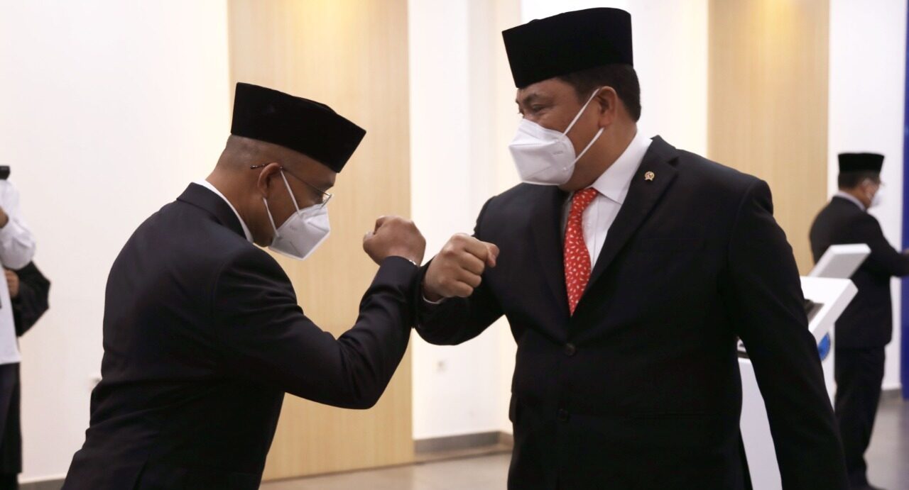 Kepala BNN, Petrus Reinhard Golose (kanan) melantik Deputi Bidang Pencegahan BNN RI Sufyan Syarif (kiri) sebagai Deputi Pencegahan BNN RI. (Foto: dara.co.id/BNN)