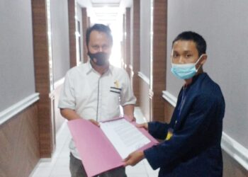 Korp Gunung Nangka Bersatu menyerahkan berkas laporan ke Polres Tasikmalaya Kota (Foto: Istimewa)