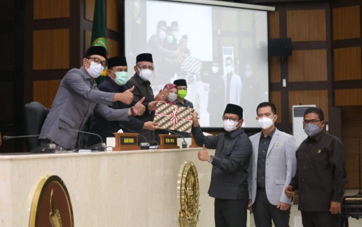 Dewan Perwakilan Rakyat Daerah (DPRD) Provinsi Jawa Barat gelar Rapat Paripurna Persetujuan Bersama kerjasama Luar Negeri Pemerintah Provinsi Jawa Barat dengan Australia Selatan dan Gyeongsangbuk-Do, Jumat (16/4). (Foto: dprdjabar/republika)
