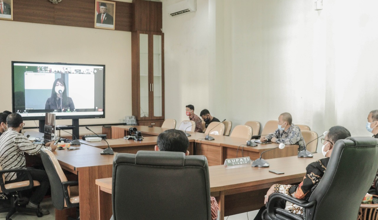 
Bupati Ciamis, Herdiat Sunarya mengikuti launching e-Perda (foto : Istimewa)
