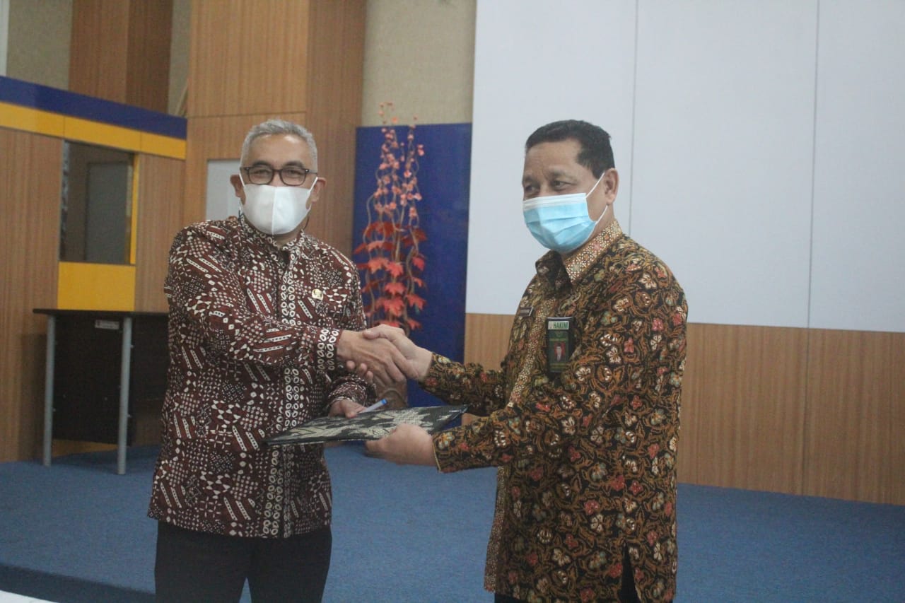 Sekda KBB Asep Sodikin menyerahkan NPHD pelimpahan aset ke Kepala PA Jabar H. Bachrudin Muhammad (Foto: Istimewa)