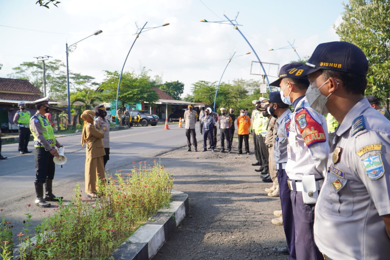 Wali Kota Banjar, Ade Uu Sukaesih dan Kapolresta Banjar AKBP. Melda Yanny saat meninjau posko penyekatan. (Foto : Istimewa)