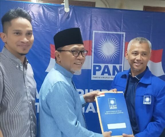 Hendro Nugraha saat menerima SK Kepengurusan DPD PAN Kota Tasikmalaya. (Foto : Istimewa)